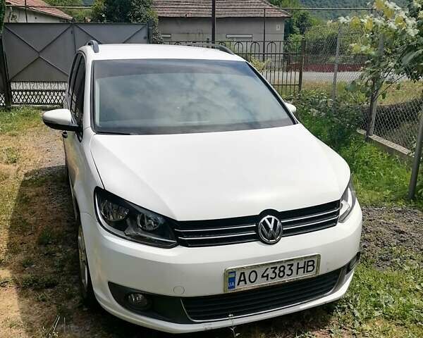 Белый Фольксваген Туран, объемом двигателя 1.6 л и пробегом 230 тыс. км за 9800 $, фото 1 на Automoto.ua