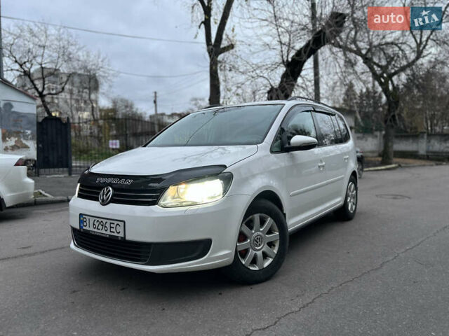 Белый Фольксваген Туран, объемом двигателя 1.6 л и пробегом 284 тыс. км за 9350 $, фото 1 на Automoto.ua