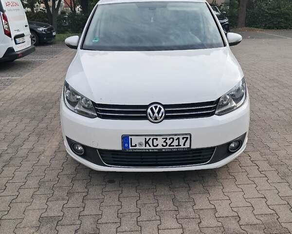 Білий Фольксваген Туран, об'ємом двигуна 2 л та пробігом 237 тис. км за 10500 $, фото 1 на Automoto.ua