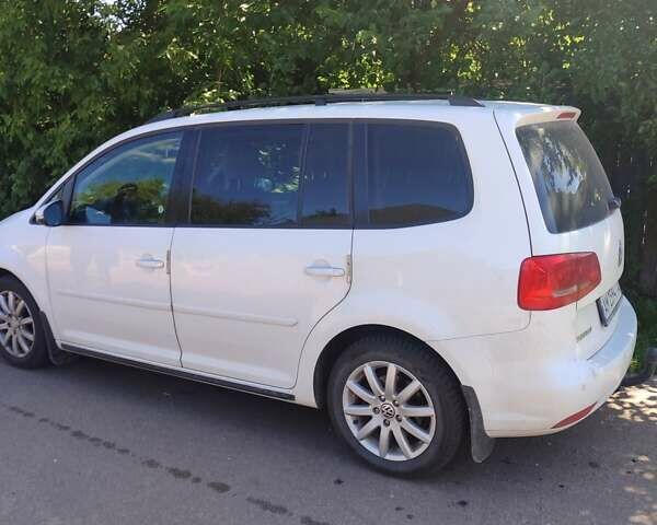 Белый Фольксваген Туран, объемом двигателя 1.97 л и пробегом 250 тыс. км за 12600 $, фото 1 на Automoto.ua