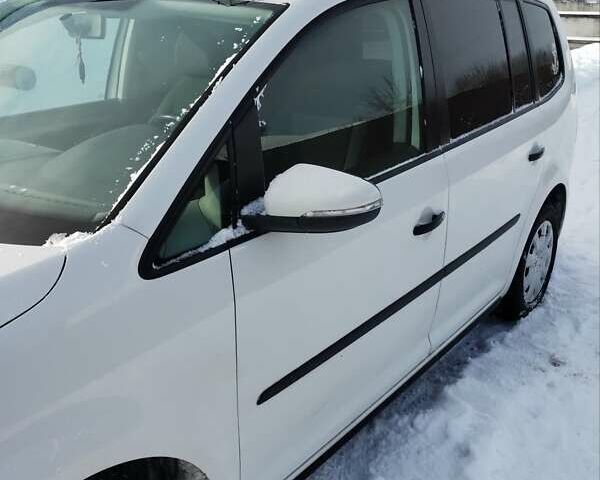 Белый Фольксваген Туран, объемом двигателя 1.6 л и пробегом 250 тыс. км за 9500 $, фото 1 на Automoto.ua