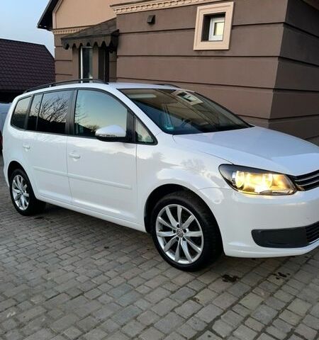 Белый Фольксваген Туран, объемом двигателя 1.6 л и пробегом 240 тыс. км за 8777 $, фото 1 на Automoto.ua