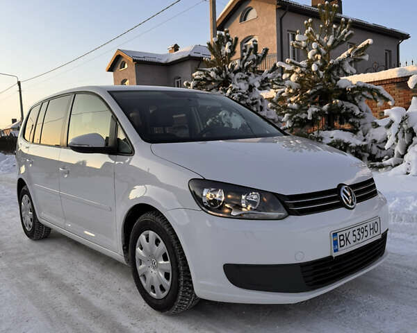 Белый Фольксваген Туран, объемом двигателя 1.6 л и пробегом 202 тыс. км за 8800 $, фото 1 на Automoto.ua