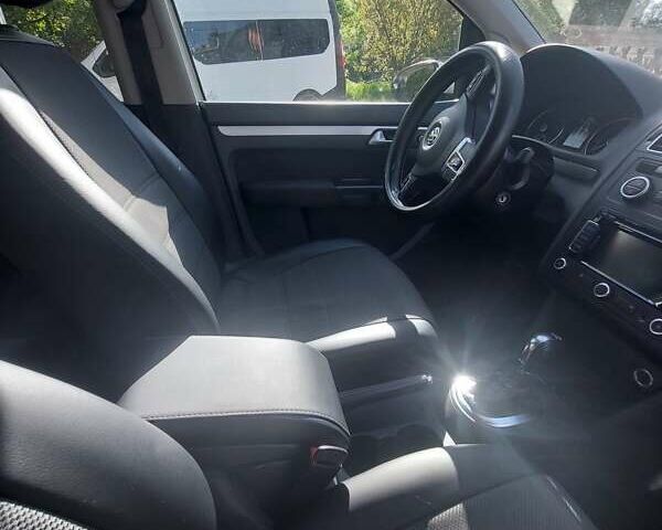 Белый Фольксваген Туран, объемом двигателя 1.97 л и пробегом 298 тыс. км за 12500 $, фото 1 на Automoto.ua