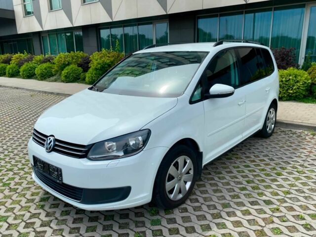 Белый Фольксваген Туран, объемом двигателя 1.6 л и пробегом 140 тыс. км за 6000 $, фото 1 на Automoto.ua