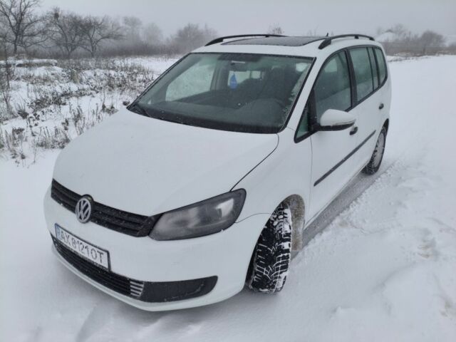 Белый Фольксваген Туран, объемом двигателя 1.6 л и пробегом 218 тыс. км за 11000 $, фото 1 на Automoto.ua