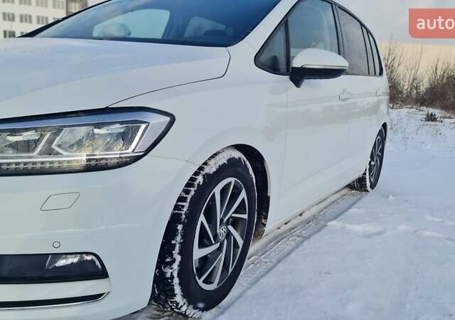 Білий Фольксваген Туран, об'ємом двигуна 1.6 л та пробігом 242 тис. км за 17000 $, фото 1 на Automoto.ua