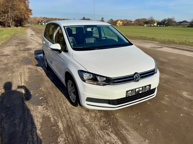 Белый Фольксваген Туран, объемом двигателя 1.6 л и пробегом 45 тыс. км за 8500 $, фото 1 на Automoto.ua