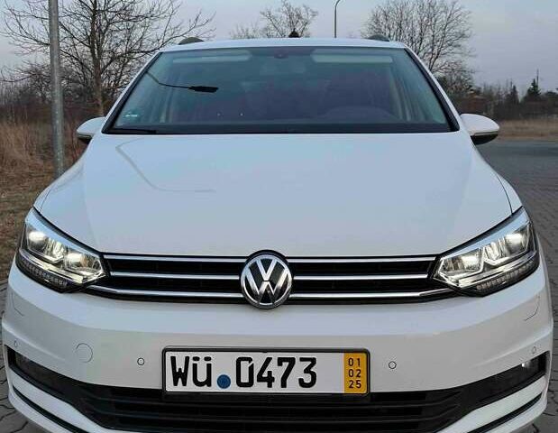 Белый Фольксваген Туран, объемом двигателя 1.6 л и пробегом 209 тыс. км за 17000 $, фото 1 на Automoto.ua