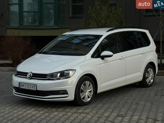 Белый Фольксваген Туран, объемом двигателя 2 л и пробегом 247 тыс. км за 17800 $, фото 1 на Automoto.ua