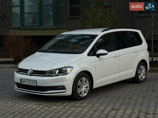 Белый Фольксваген Туран, объемом двигателя 2 л и пробегом 247 тыс. км за 16800 $, фото 1 на Automoto.ua