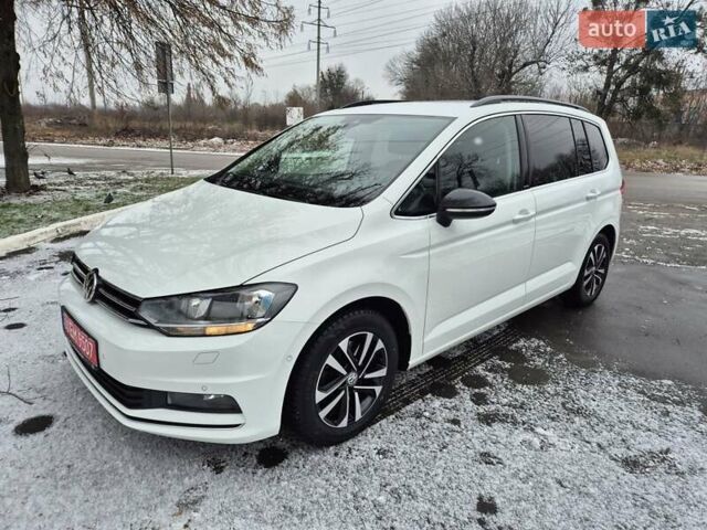 Белый Фольксваген Туран, объемом двигателя 1.6 л и пробегом 225 тыс. км за 17800 $, фото 1 на Automoto.ua