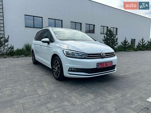 Білий Фольксваген Туран, об'ємом двигуна 2 л та пробігом 142 тис. км за 22900 $, фото 1 на Automoto.ua
