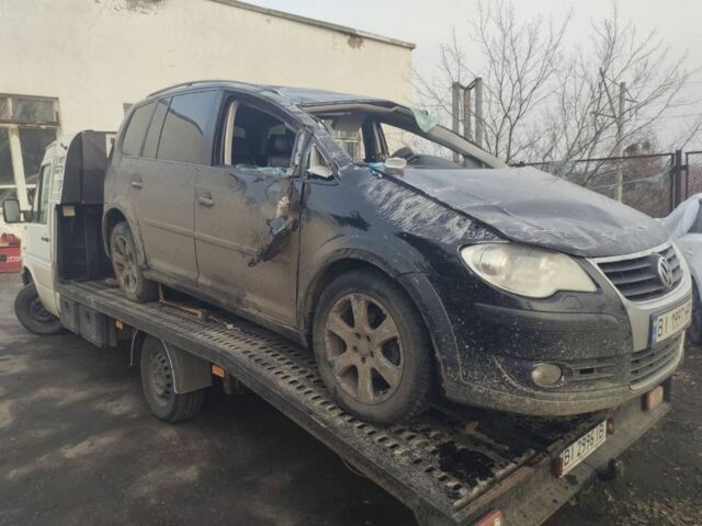 Білий Фольксваген Туран, об'ємом двигуна 2.5 л та пробігом 200 тис. км за 2499 $, фото 1 на Automoto.ua