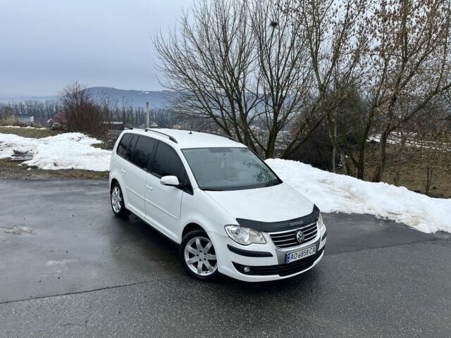 Белый Фольксваген Туран, объемом двигателя 1.9 л и пробегом 260 тыс. км за 6900 $, фото 1 на Automoto.ua