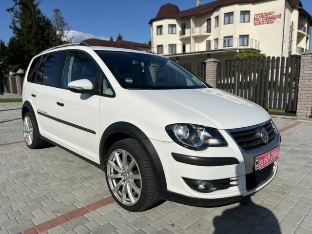 Белый Фольксваген Туран, объемом двигателя 1.4 л и пробегом 208 тыс. км за 6750 $, фото 1 на Automoto.ua