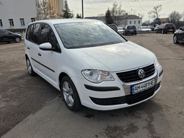 Белый Фольксваген Туран, объемом двигателя 1.6 л и пробегом 250 тыс. км за 6700 $, фото 1 на Automoto.ua