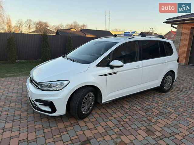 Белый Фольксваген Туран, объемом двигателя 1.6 л и пробегом 240 тыс. км за 19000 $, фото 1 на Automoto.ua