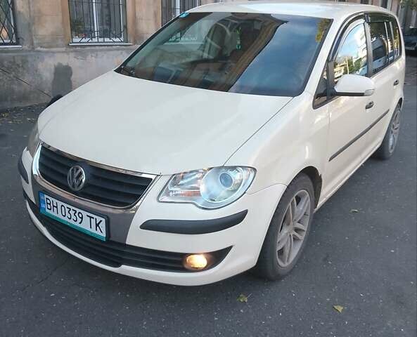 Бежевый Фольксваген Туран, объемом двигателя 1.9 л и пробегом 300 тыс. км за 6500 $, фото 1 на Automoto.ua