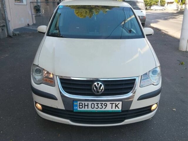 Бежевый Фольксваген Туран, объемом двигателя 1.9 л и пробегом 320 тыс. км за 6800 $, фото 1 на Automoto.ua