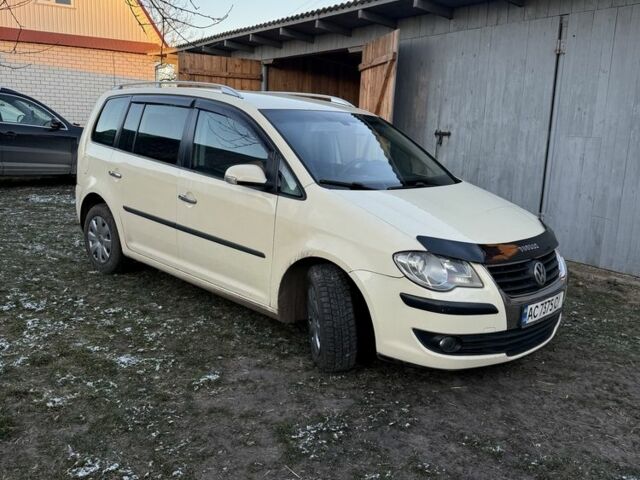 Бежевый Фольксваген Туран, объемом двигателя 1.9 л и пробегом 330 тыс. км за 5000 $, фото 1 на Automoto.ua