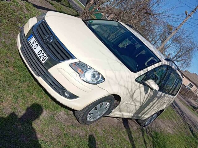 Бежевый Фольксваген Туран, объемом двигателя 2 л и пробегом 300 тыс. км за 3300 $, фото 1 на Automoto.ua