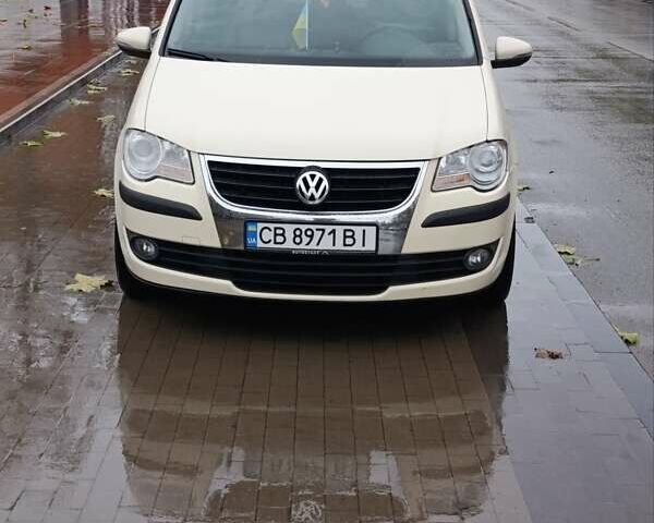 Бежевый Фольксваген Туран, объемом двигателя 1.39 л и пробегом 298 тыс. км за 8800 $, фото 1 на Automoto.ua
