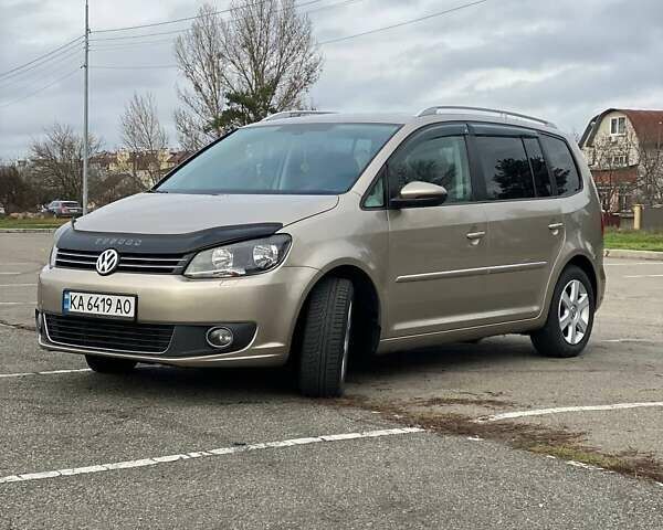 Бежевый Фольксваген Туран, объемом двигателя 1.97 л и пробегом 369 тыс. км за 11700 $, фото 1 на Automoto.ua