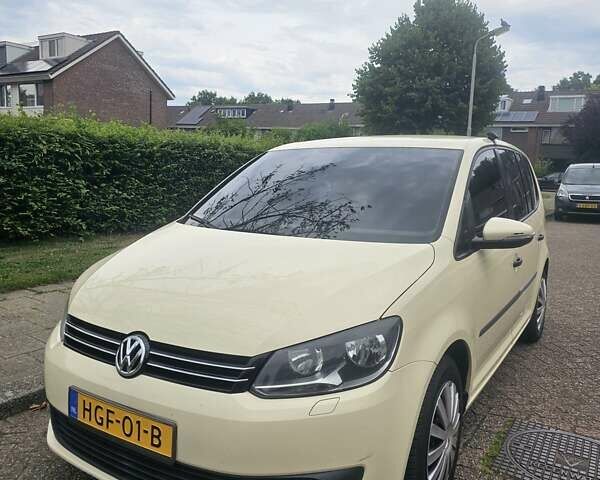 Бежевый Фольксваген Туран, объемом двигателя 1.97 л и пробегом 300 тыс. км за 8821 $, фото 1 на Automoto.ua