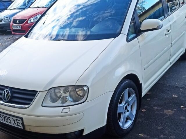 Бежевый Фольксваген Туран, объемом двигателя 2 л и пробегом 250 тыс. км за 4500 $, фото 1 на Automoto.ua