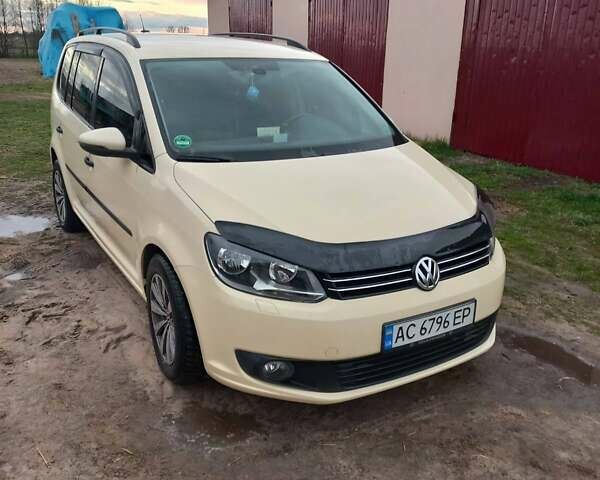 Бежевый Фольксваген Туран, объемом двигателя 2 л и пробегом 250 тыс. км за 12000 $, фото 1 на Automoto.ua