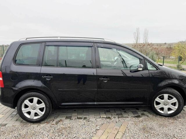 Черный Фольксваген Туран, объемом двигателя 1.6 л и пробегом 264 тыс. км за 5000 $, фото 1 на Automoto.ua