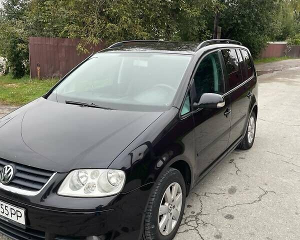 Черный Фольксваген Туран, объемом двигателя 1.6 л и пробегом 235 тыс. км за 6500 $, фото 1 на Automoto.ua