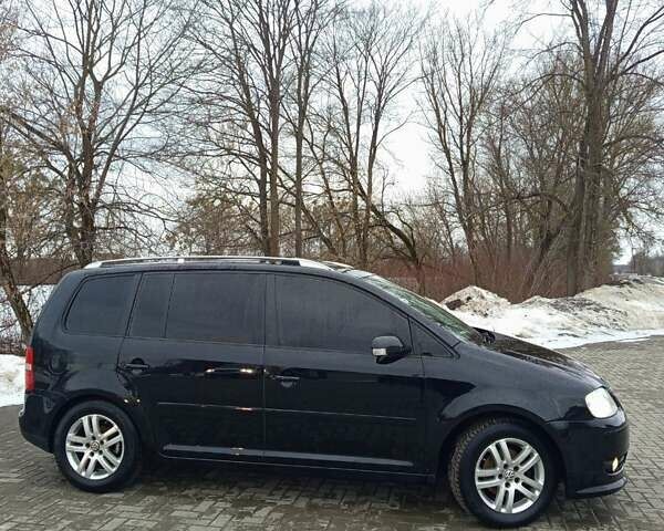 Чорний Фольксваген Туран, об'ємом двигуна 2 л та пробігом 254 тис. км за 5800 $, фото 1 на Automoto.ua
