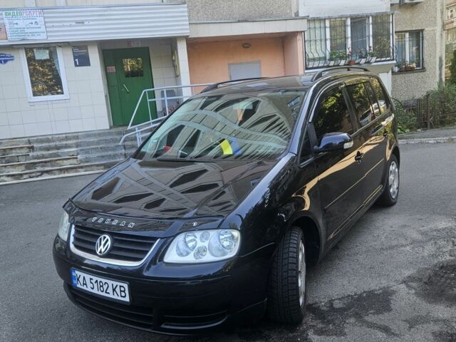 Черный Фольксваген Туран, объемом двигателя 1.6 л и пробегом 196 тыс. км за 5200 $, фото 1 на Automoto.ua