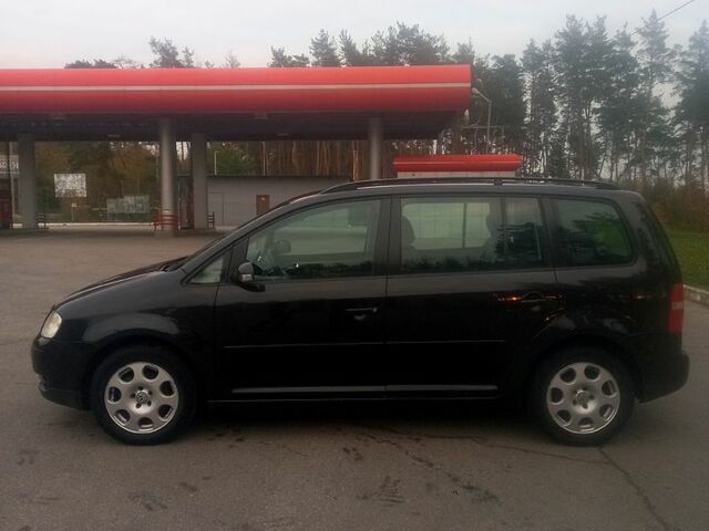 Черный Фольксваген Туран, объемом двигателя 1.6 л и пробегом 280 тыс. км за 5500 $, фото 1 на Automoto.ua