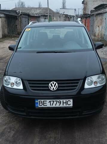 Черный Фольксваген Туран, объемом двигателя 1.6 л и пробегом 255 тыс. км за 6500 $, фото 1 на Automoto.ua