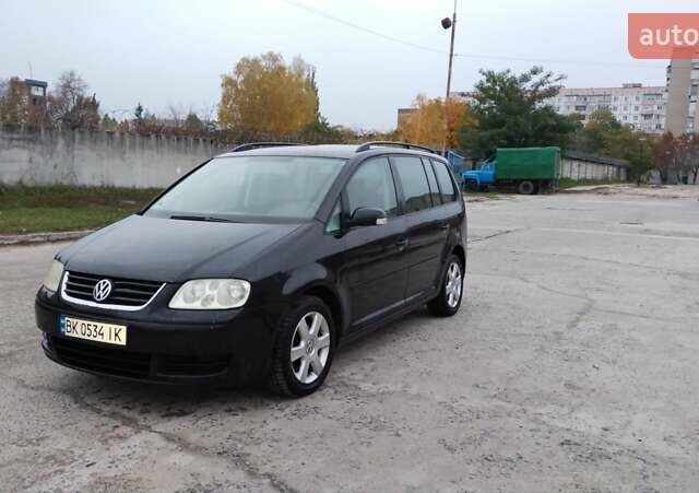 Чорний Фольксваген Туран, об'ємом двигуна 1.6 л та пробігом 249 тис. км за 5500 $, фото 1 на Automoto.ua