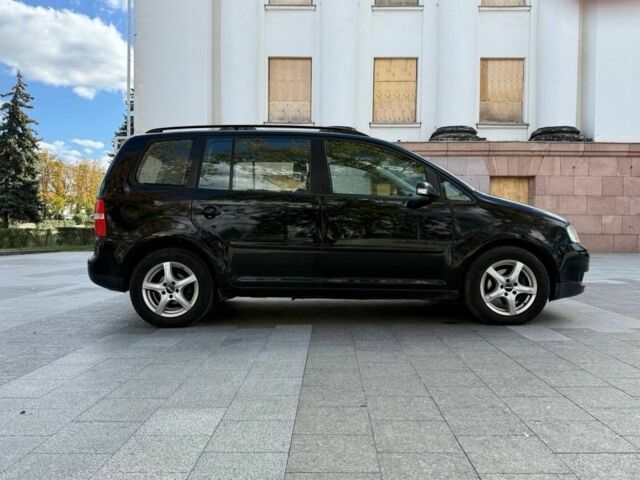 Черный Фольксваген Туран, объемом двигателя 0 л и пробегом 300 тыс. км за 3021 $, фото 1 на Automoto.ua