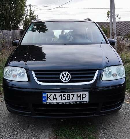 Черный Фольксваген Туран, объемом двигателя 1.6 л и пробегом 225 тыс. км за 5700 $, фото 1 на Automoto.ua