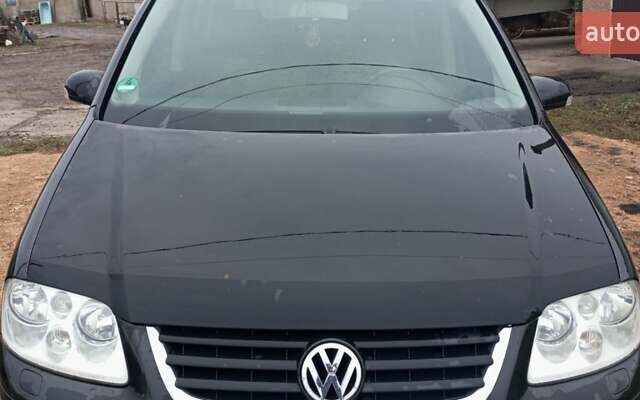 Черный Фольксваген Туран, объемом двигателя 1.6 л и пробегом 260 тыс. км за 5600 $, фото 1 на Automoto.ua
