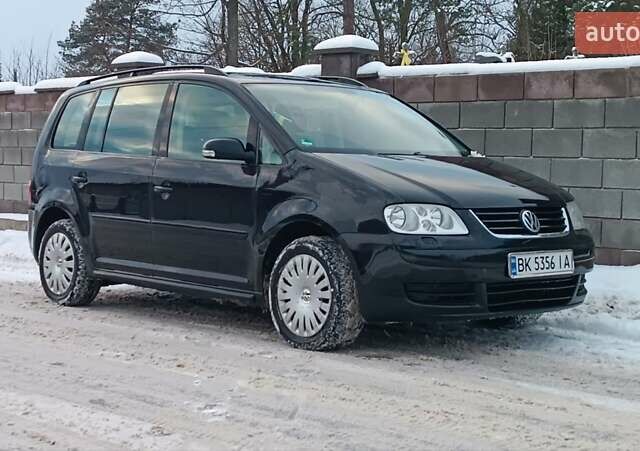 Черный Фольксваген Туран, объемом двигателя 2 л и пробегом 317 тыс. км за 5950 $, фото 1 на Automoto.ua