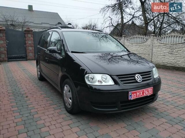 Черный Фольксваген Туран, объемом двигателя 1.6 л и пробегом 206 тыс. км за 5800 $, фото 1 на Automoto.ua