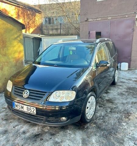 Черный Фольксваген Туран, объемом двигателя 2 л и пробегом 300 тыс. км за 2600 $, фото 1 на Automoto.ua