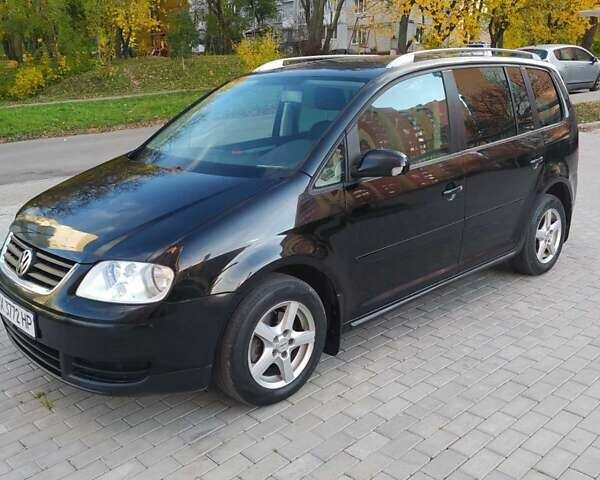 Черный Фольксваген Туран, объемом двигателя 1.6 л и пробегом 283 тыс. км за 5200 $, фото 1 на Automoto.ua
