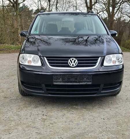 Черный Фольксваген Туран, объемом двигателя 1.6 л и пробегом 194 тыс. км за 6100 $, фото 1 на Automoto.ua