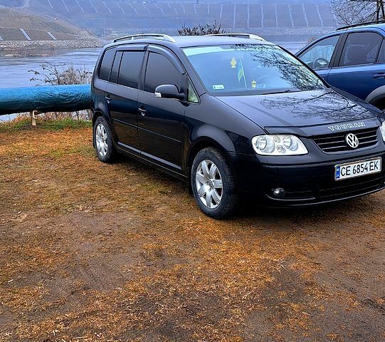 Черный Фольксваген Туран, объемом двигателя 1.9 л и пробегом 385 тыс. км за 5800 $, фото 1 на Automoto.ua