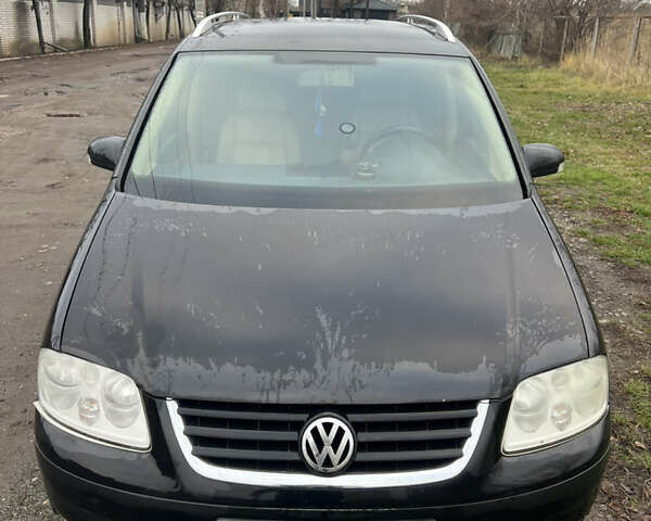 Черный Фольксваген Туран, объемом двигателя 1.6 л и пробегом 287 тыс. км за 4800 $, фото 1 на Automoto.ua