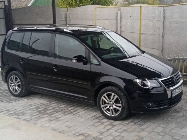 Черный Фольксваген Туран, объемом двигателя 1.4 л и пробегом 218 тыс. км за 6500 $, фото 1 на Automoto.ua