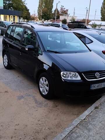 Черный Фольксваген Туран, объемом двигателя 1.6 л и пробегом 197 тыс. км за 5850 $, фото 1 на Automoto.ua